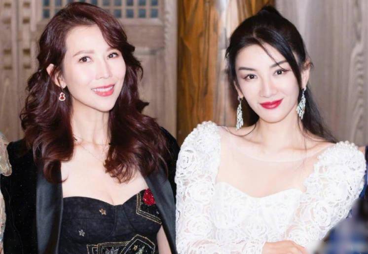 蔡少芬与李亚男合影，状态出色看不出大11岁，生