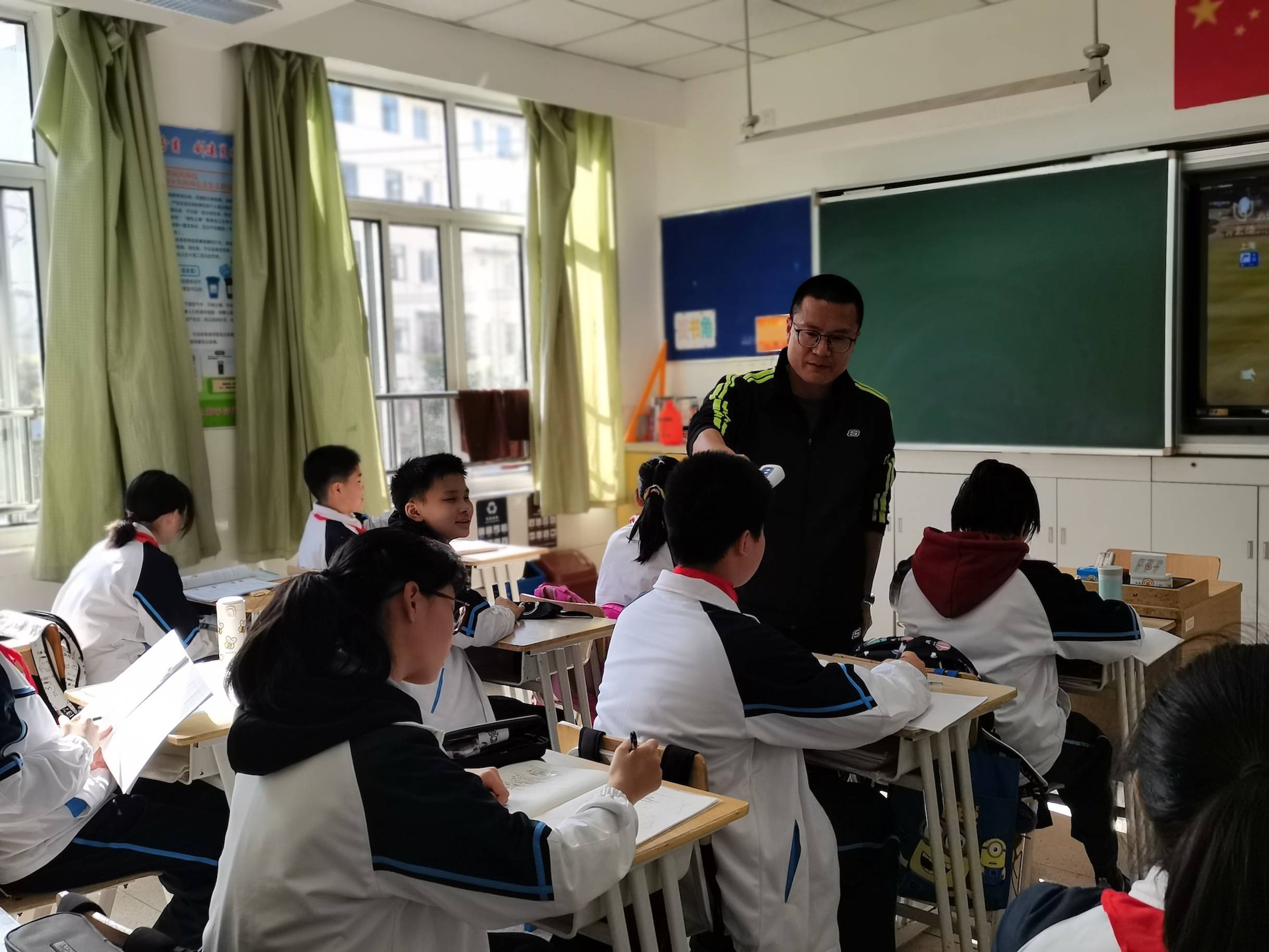 上海体育男教师当了9年班主任：从不用命令口气向家长提要求