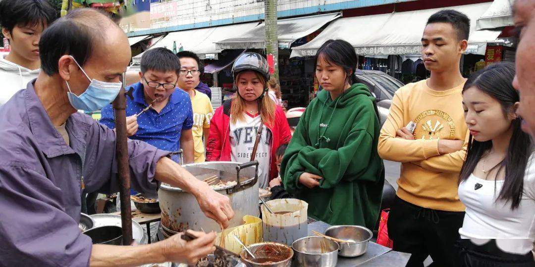 美食丨玉林人的地摊美食:工业品牛杂串