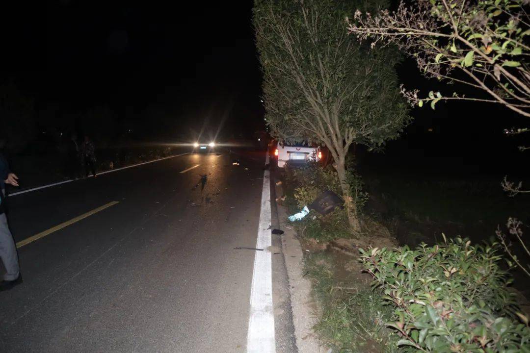 城固发生一起交通事故,1人当场死亡4车受损