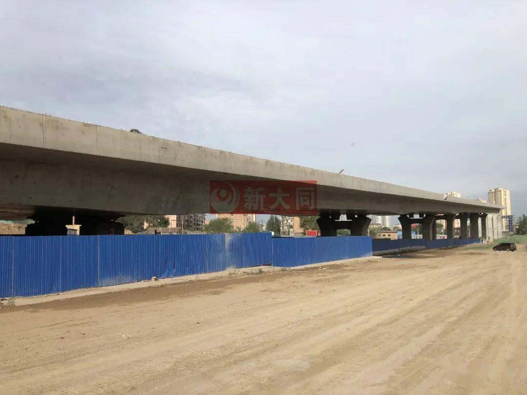 高架桥两侧,桐城新林住宅区建设当中