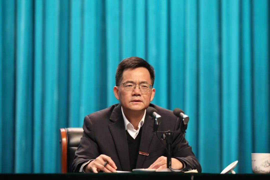 省委副书记,省长郑栅洁来校宣讲中央全会和省委全会:.
