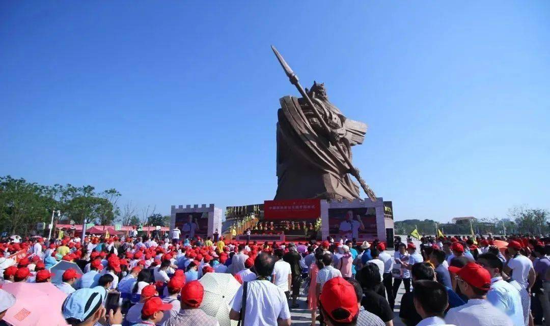 10月底,记者来到荆州,关公雕像所在的关公义园景区正常对游客开放,但