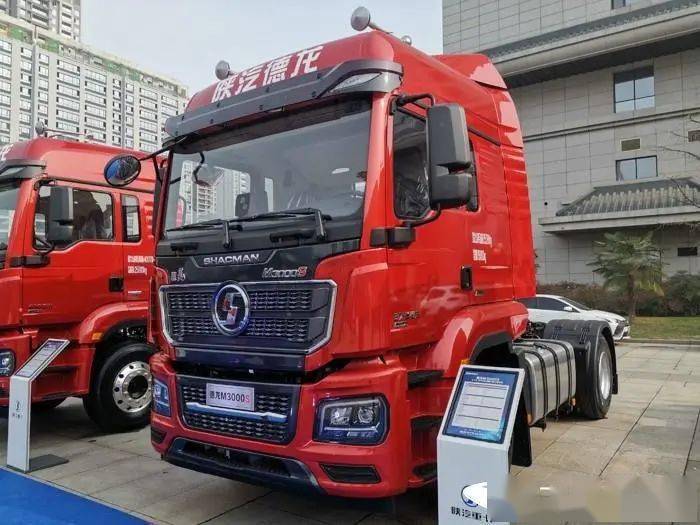 陕汽德龙m3000 s 6×4 410马力国六天然气牵引车