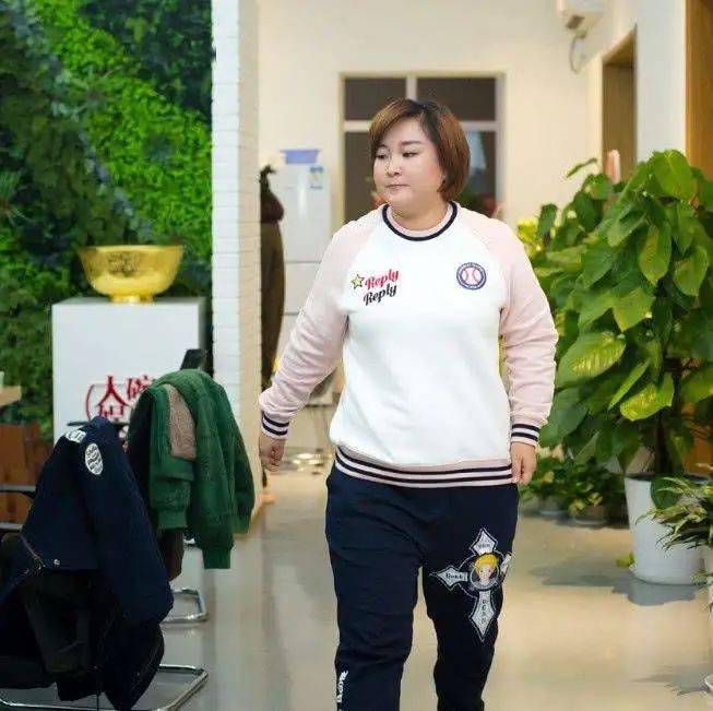 贾玲现身机场又胖了被质疑体重有200斤太放任自己了