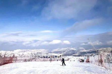 是集高山滑雪,度假休闲,专业培训于一体 的度假胜地, 嵩顶滑雪场