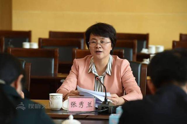 州换届工作领导小组组长童志云在会上讲话,州委副书记,州长张秀兰主持