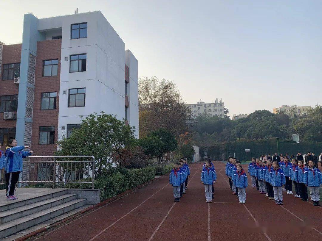 九龙小学第14周升旗中队风采