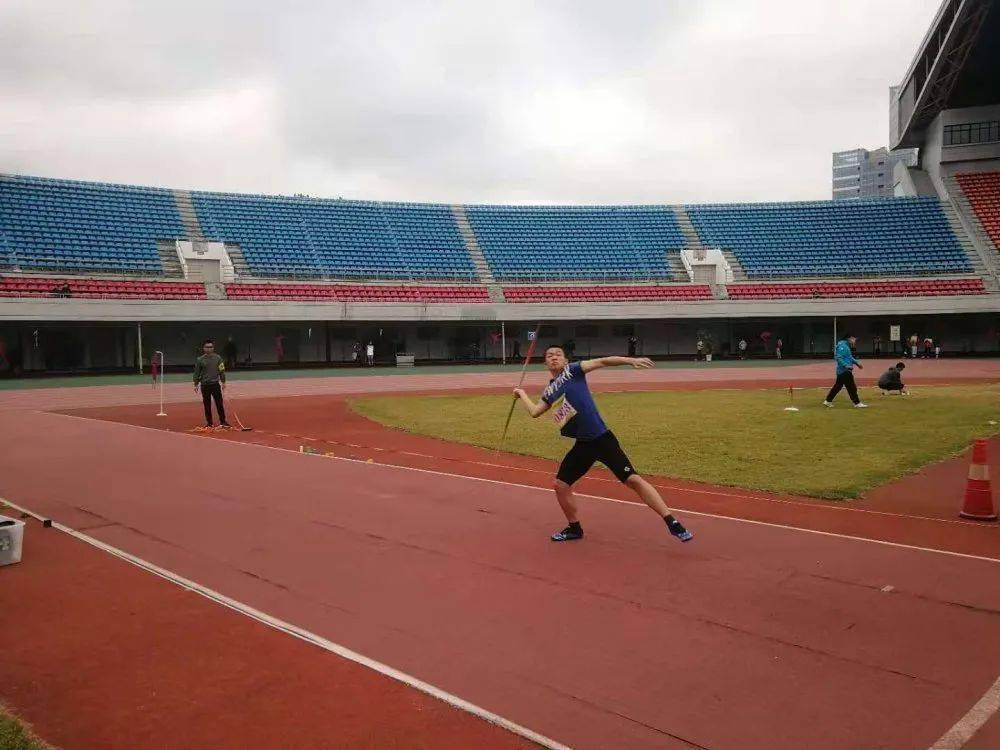 詹晨熙参加110米栏比赛第三名余佩珍参加女子200米第五名杨晨炜参加