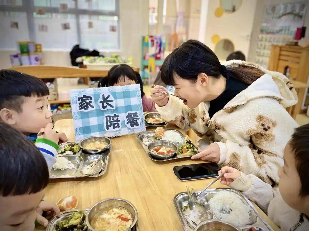 为爱陪餐守护舌尖上的安全平阳县行知幼儿园中班段家长陪餐活动