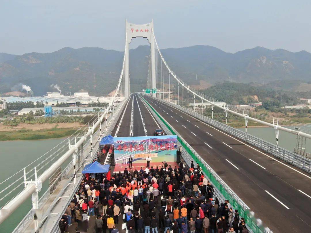 目前,广昆高速,珠三角环线高速,二广高速构建起肇庆高速公路路网的"四