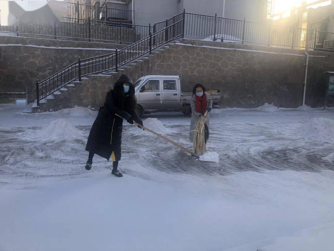 扫雪! 阿左旗妇联的同志们在行动!