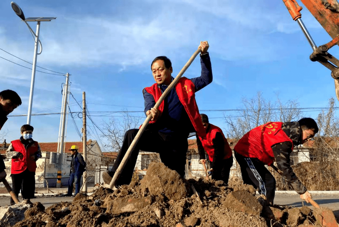 在乡村能人窦连敬的带领下,乡亲们撸起袖子加油干.