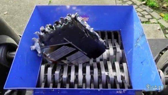 PS5被网友扔进了粉碎机：碾压成渣！画面过于解