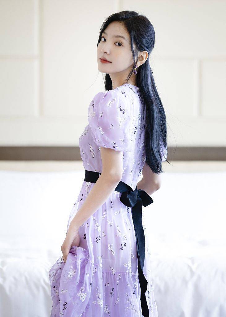 小仙女本仙!章若楠淡紫色长裙拍写真 碎花点缀浪漫清雅