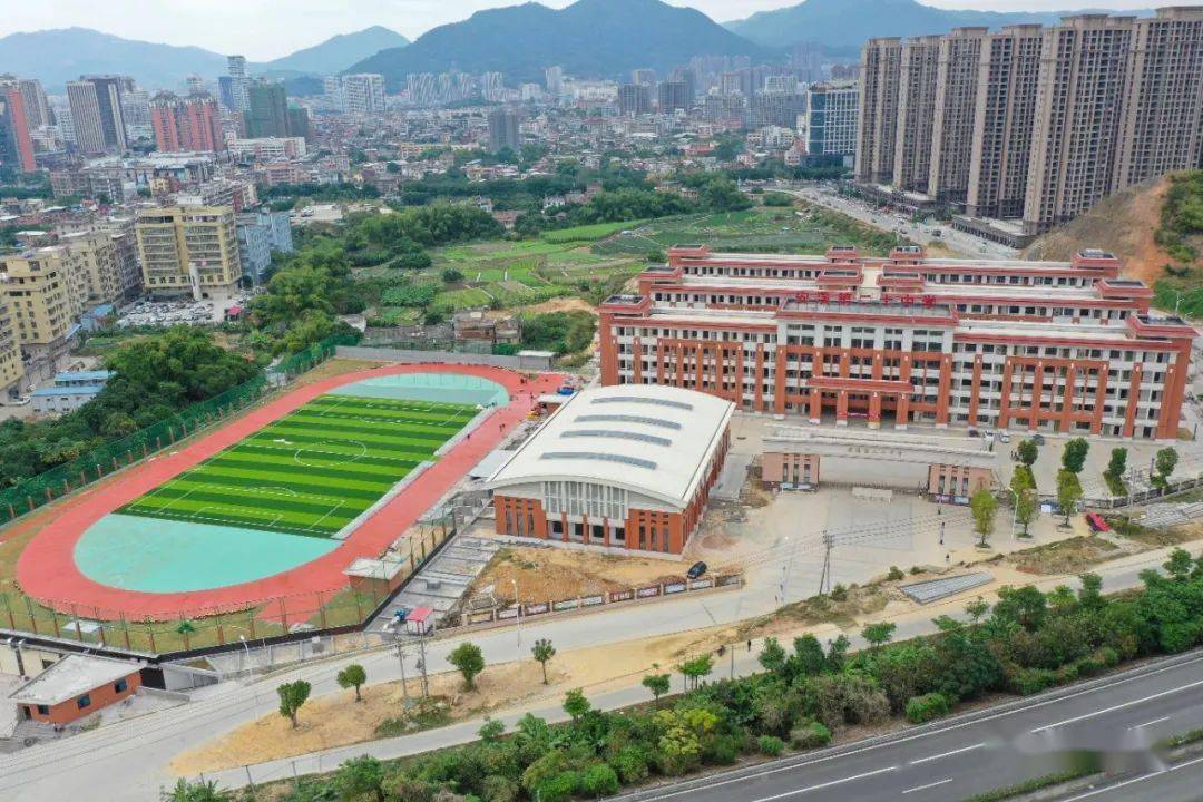 安溪县第二十中学坐落于城厢镇建安大道延伸段南路东侧,与安溪文庙