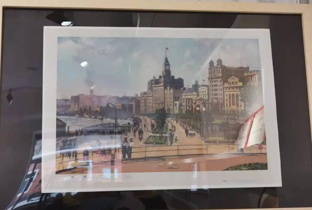 墙壁上悬挂的不同时期上海城市面貌的宣传画展现在社区居民的面前.