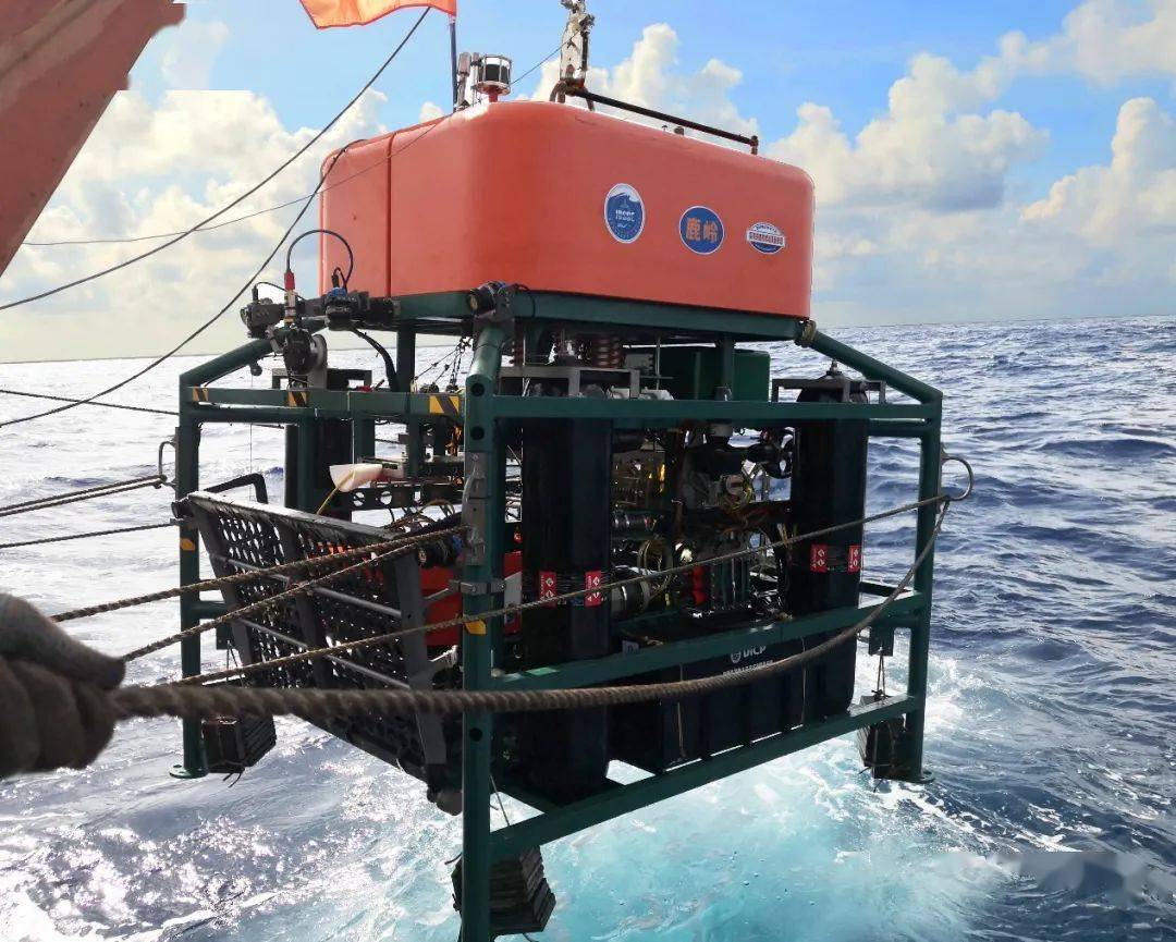 新概念潜水器 "鹿岭号"深海多位点着陆器与漫游者潜水