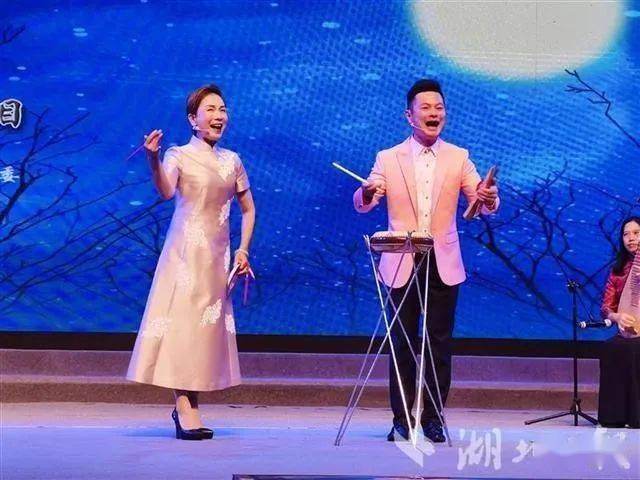 扭着秧歌打着鼓猜一个成语_秧歌骑着驴打着伞(2)