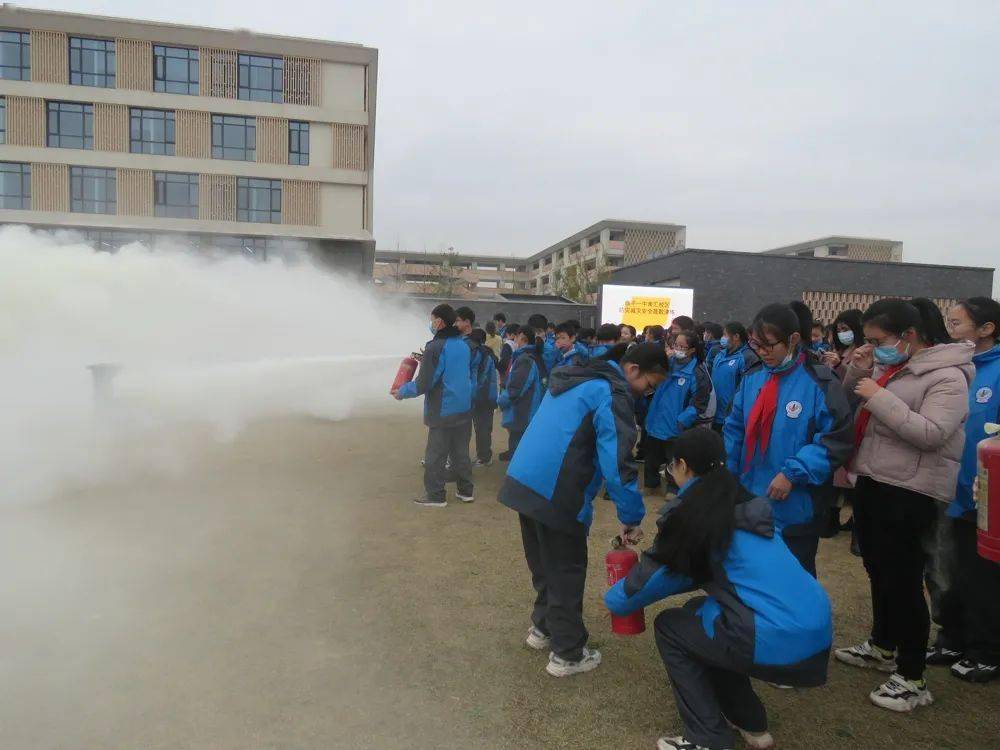 牢筑安全防火墙应急演练进校园临平一中南汇校区开展防灾减灾安全疏散