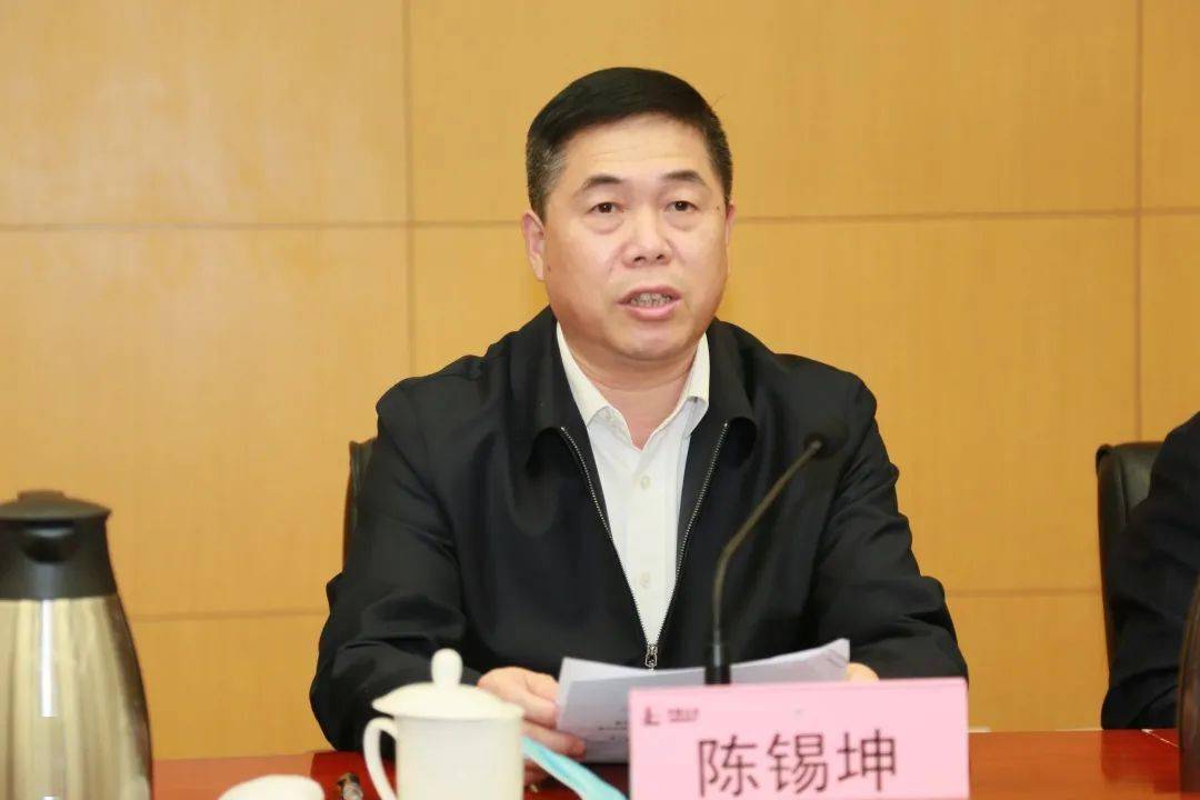 陈锡坤主持会议并强调,要按照党组决策部署,团结协作,强化担当,砥砺