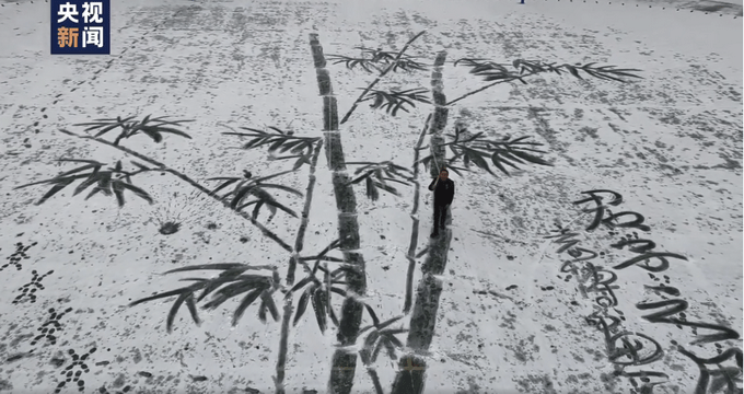 陕西小学美术老师雪地中扫出巨幅雪竹图,网友:这就是"