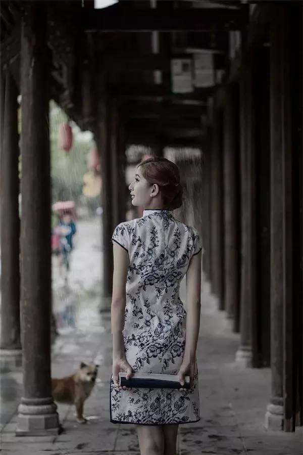 穿过历史的长河, 当青花瓷邂逅旗袍, 或许是寂寥的雨巷, 打着油纸伞