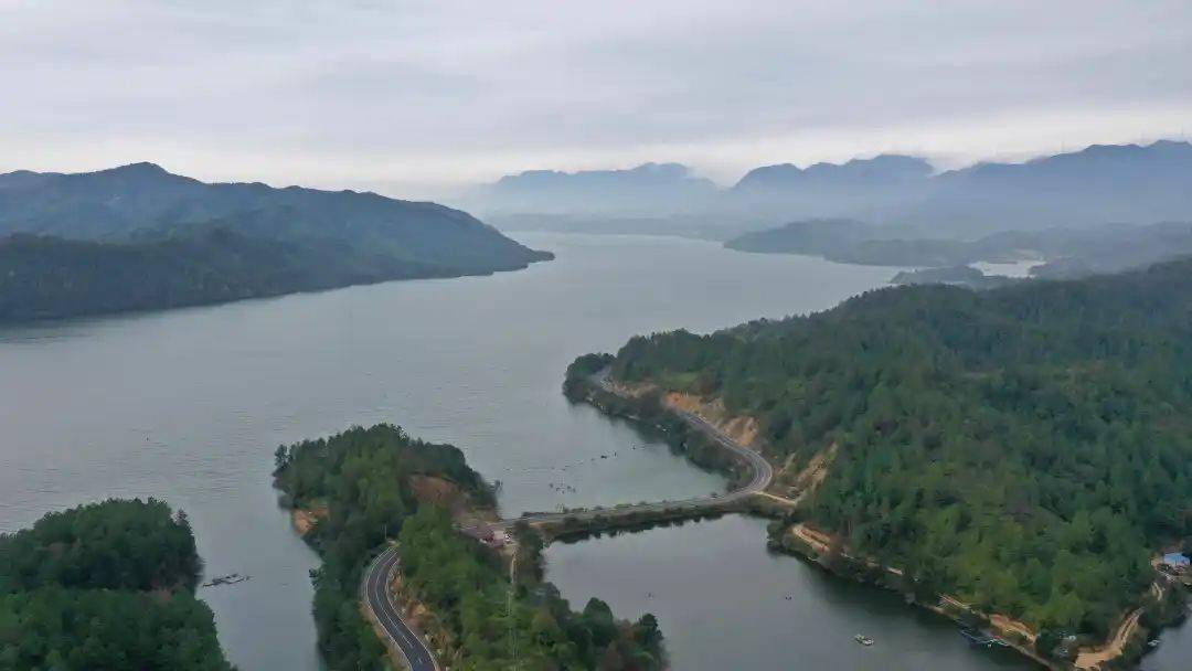 绿水青山|航拍冬日万安湖 风光旖旎碧波漾