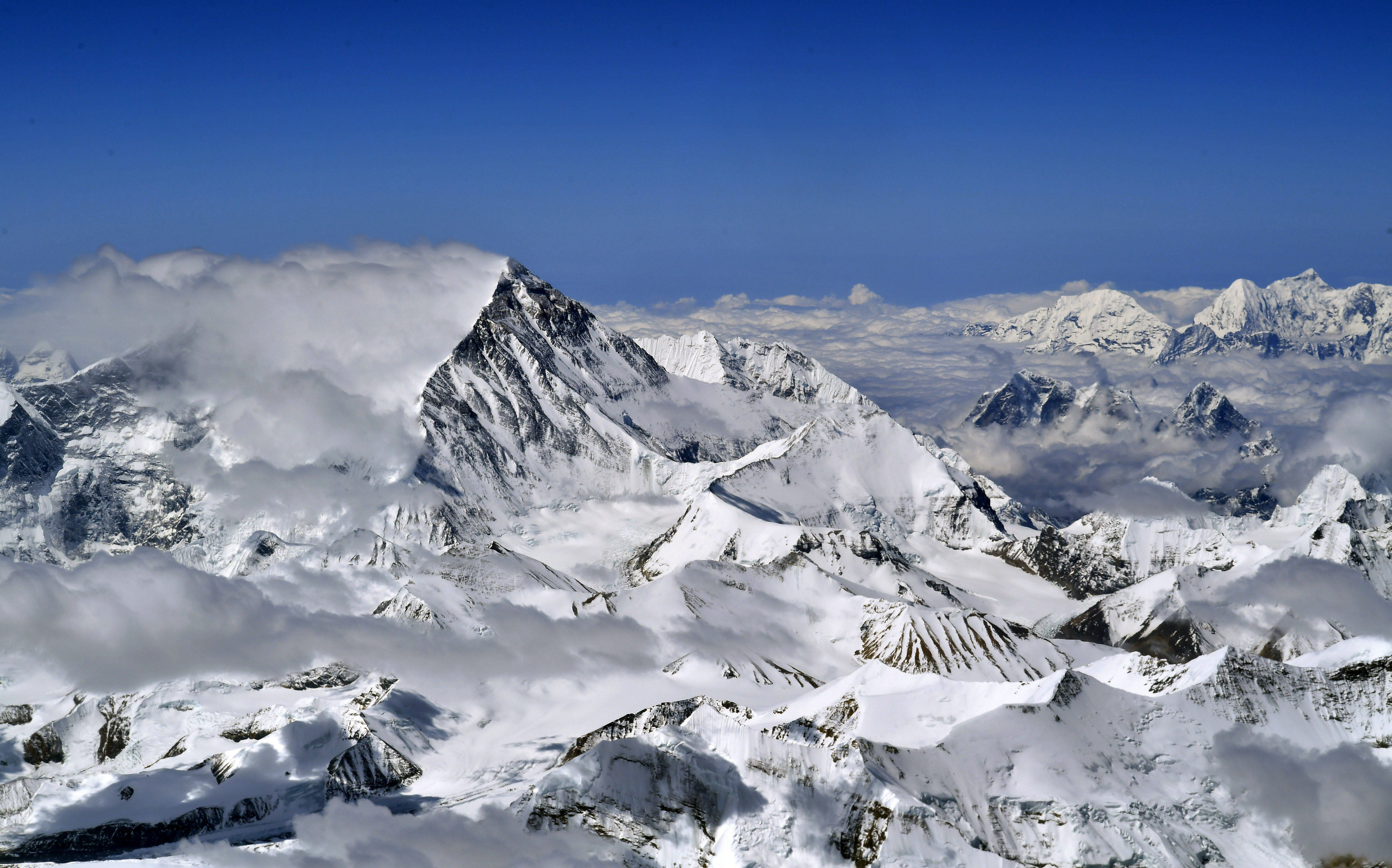 从空中拍摄的珠峰(5月14日摄). 新华社记者 觉果 摄