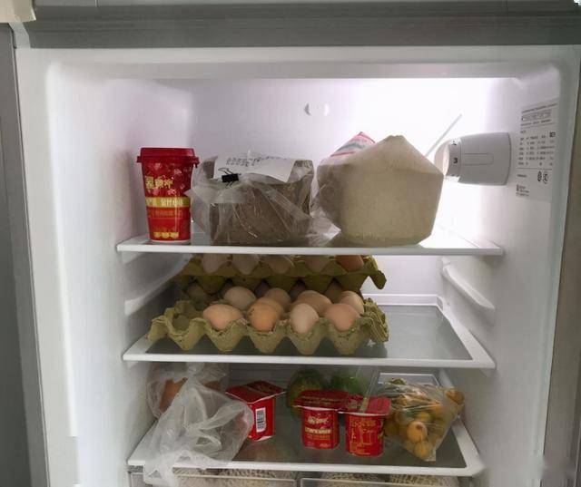 冰箱的温度调节是根据冰箱室外温度以及储藏食物数量决定,在冬天温度