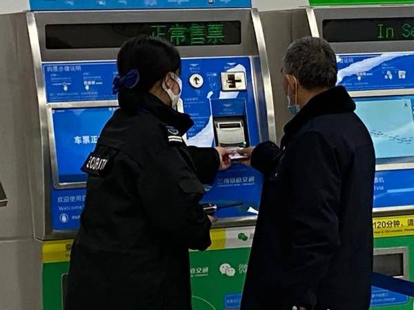 操作|坐公交乘地铁，老年人会扫码支付吗？