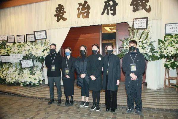 TVB金牌监制出殡，郑伊健张卫健扶灵，2岁女儿未