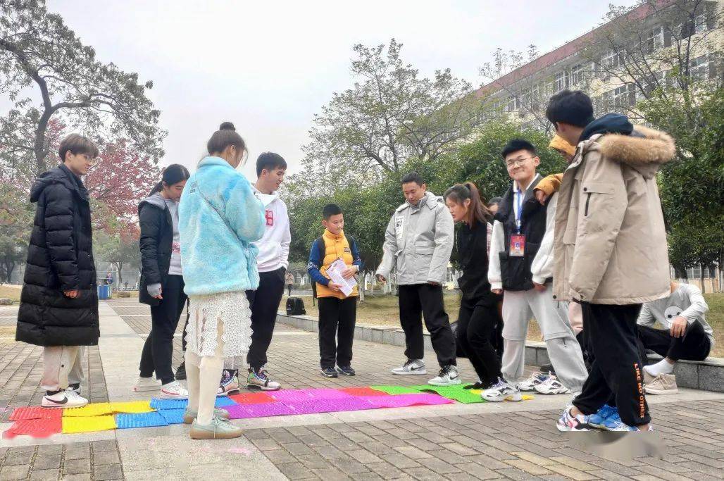 指压板跳远4比赛开始后队员钻入麻袋中,快速的跳向终点线,到终点后下