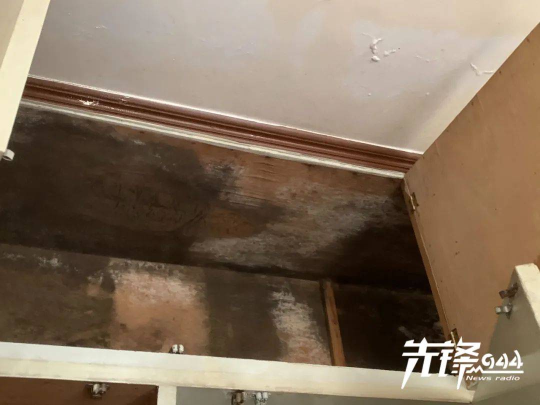 后不能正常使用灯因受潮衣柜上也慢慢渗透只能换个地方装灯卫生间的灯