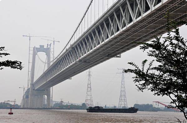 创多个"世界第一"!五峰山长江大桥总设计师揭秘高铁如何飞驰悬索桥