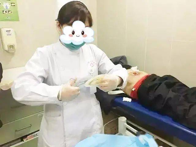 病人口袋_医生听诊病人口袋
