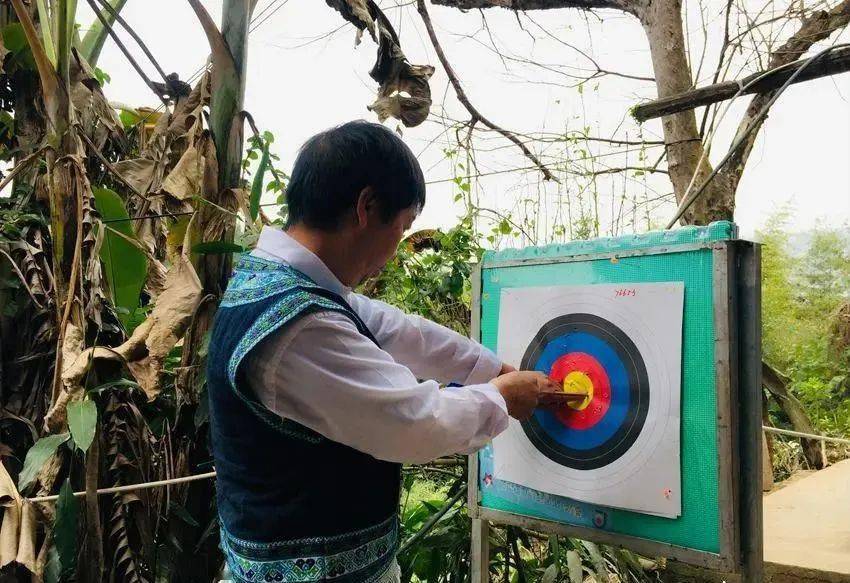 麻栗坡苗族射弩高手吴朝荣,30年的"神弩"金牌传奇