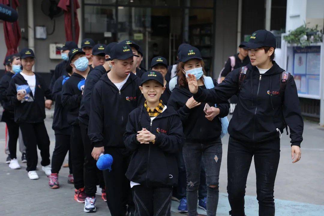 你知道吗他们需要的可能只是一个爱的拥抱