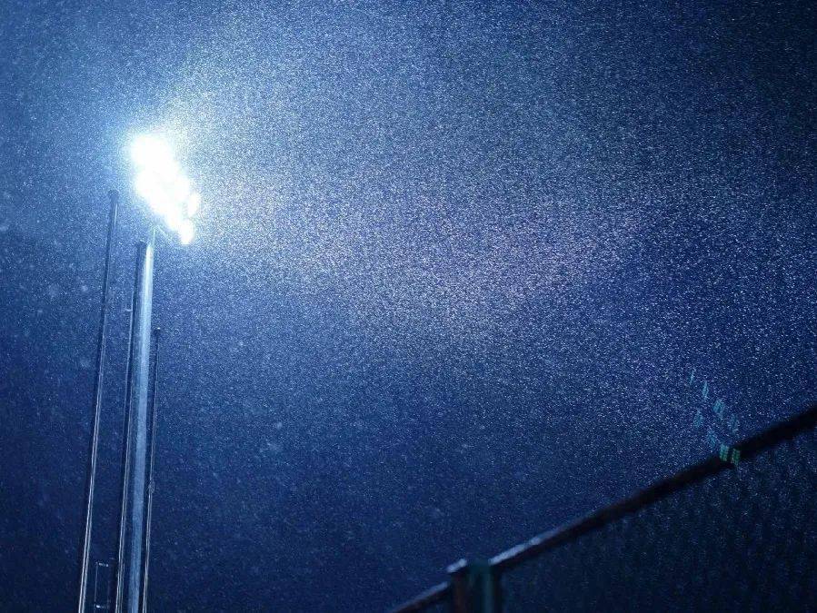 "这个冬日的夜晚在黑夜中灯光的映照下行人,暮色,光影,初雪在眼中构成