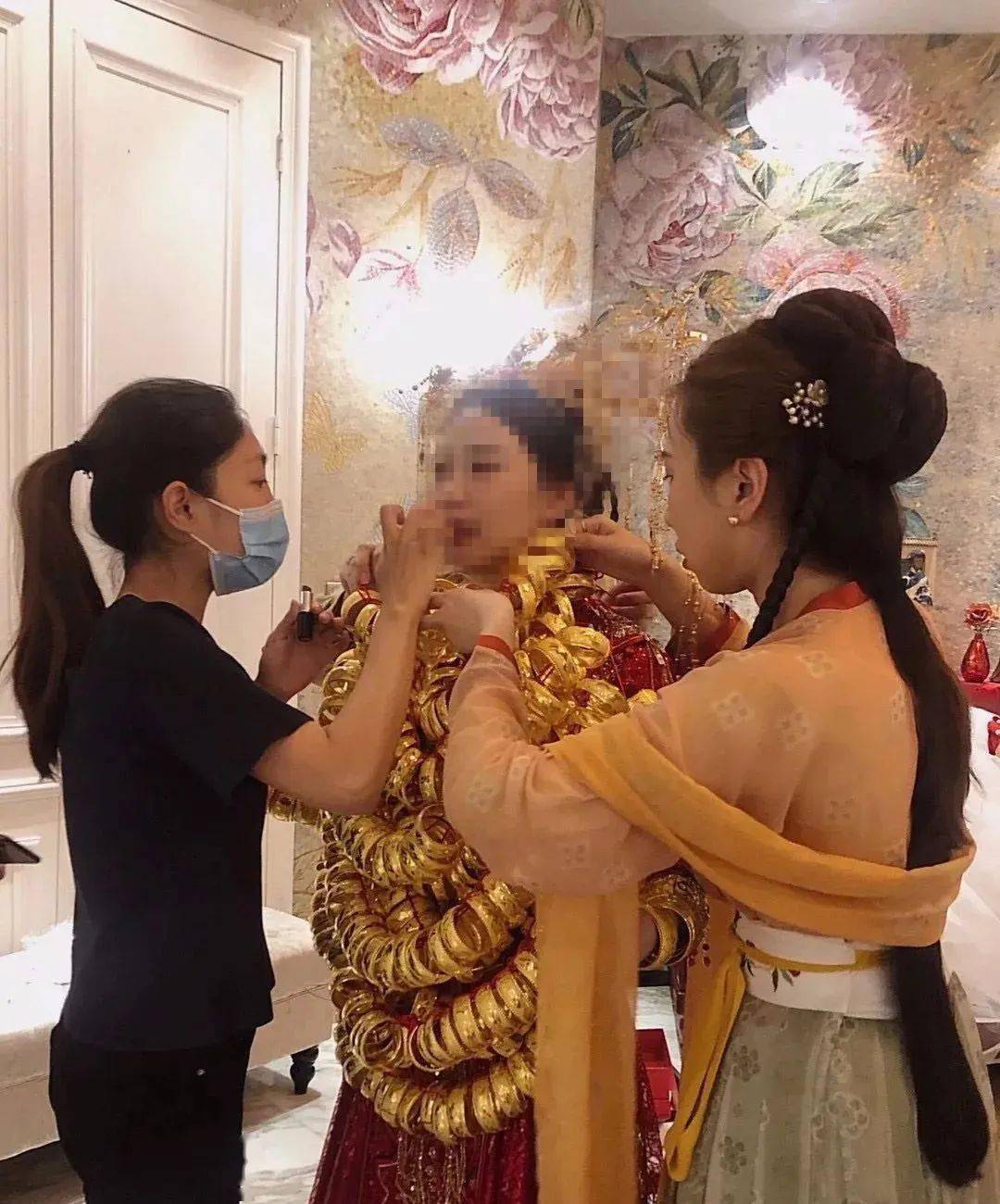 佛山又一土豪婚礼刷屏硬颈新娘戴满黄金现场画面壮观