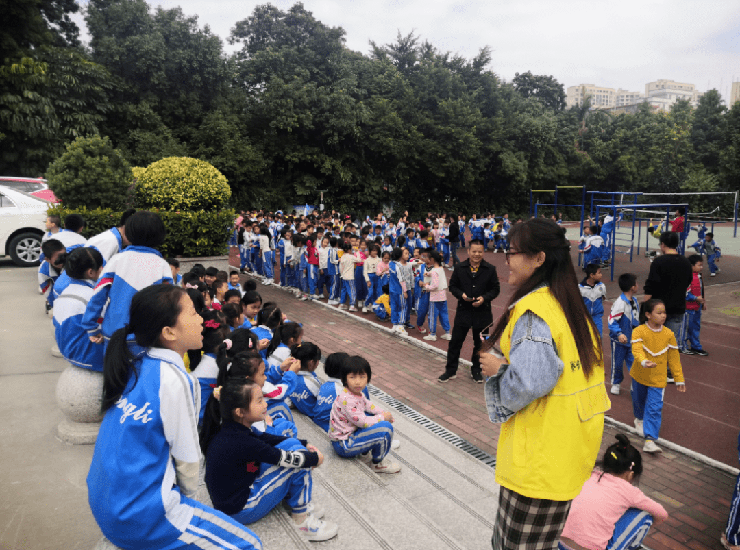 红荔小学家长志愿服务队协助学校开展《国标》监测体育运动会!