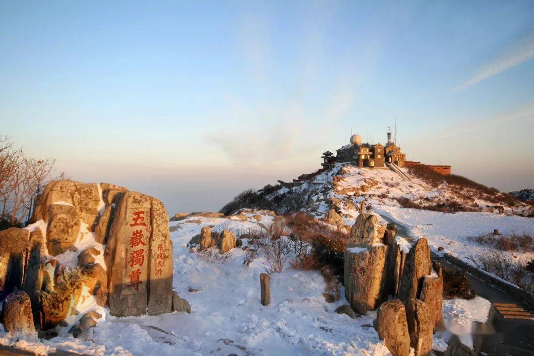 泰山之巅雪景如画