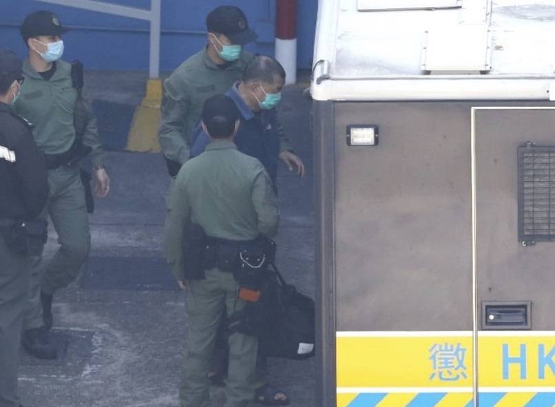 穿囚衣、戴手铐，黎智英被单独囚禁16天后转往赤