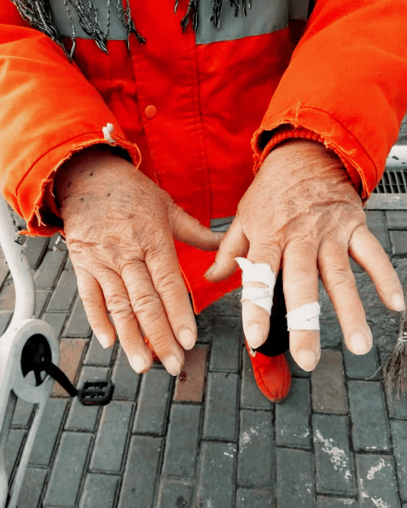 城市环境守护者之环卫工人的手