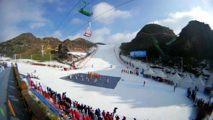 梅花山国际滑雪场距六盘水市中心城区仅5公里,占地面积109.