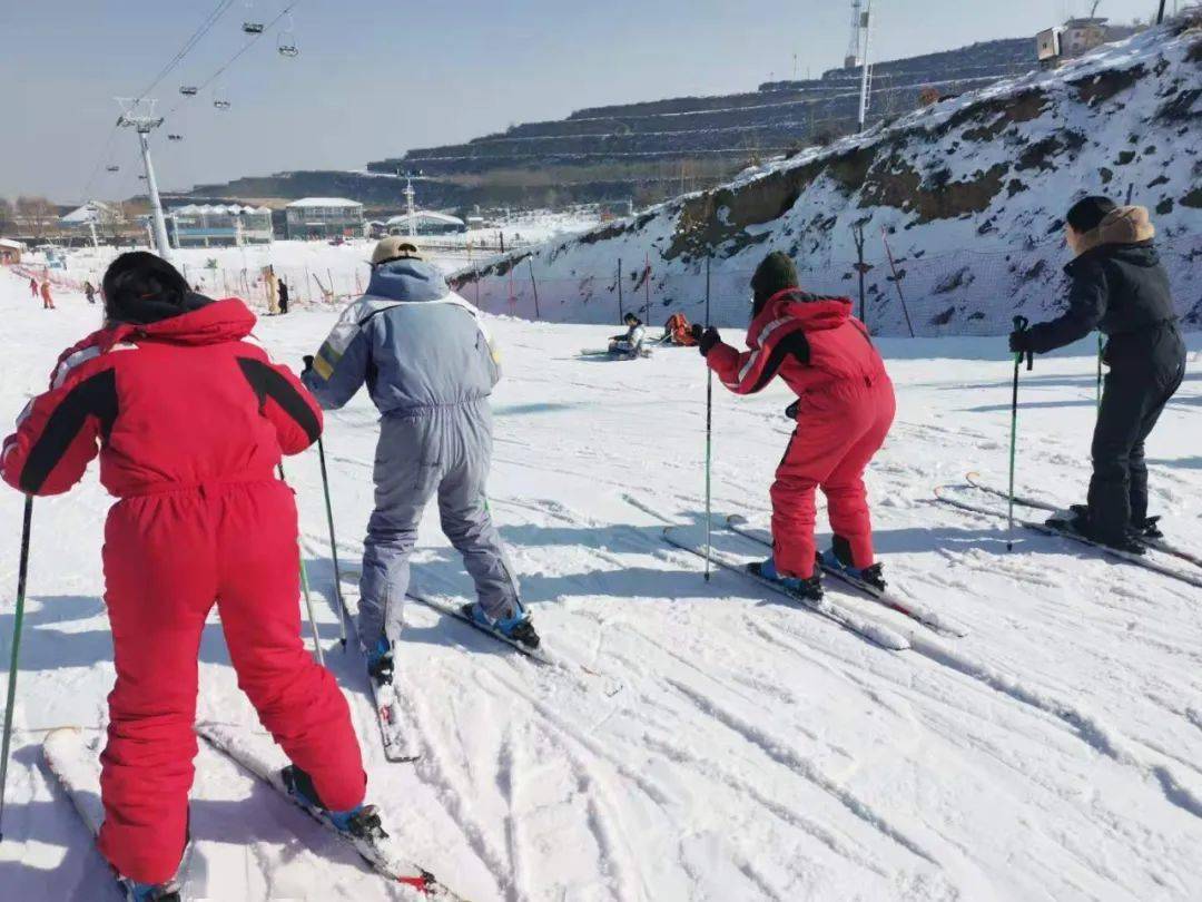 兴隆山滑雪一日游,校门口接送!