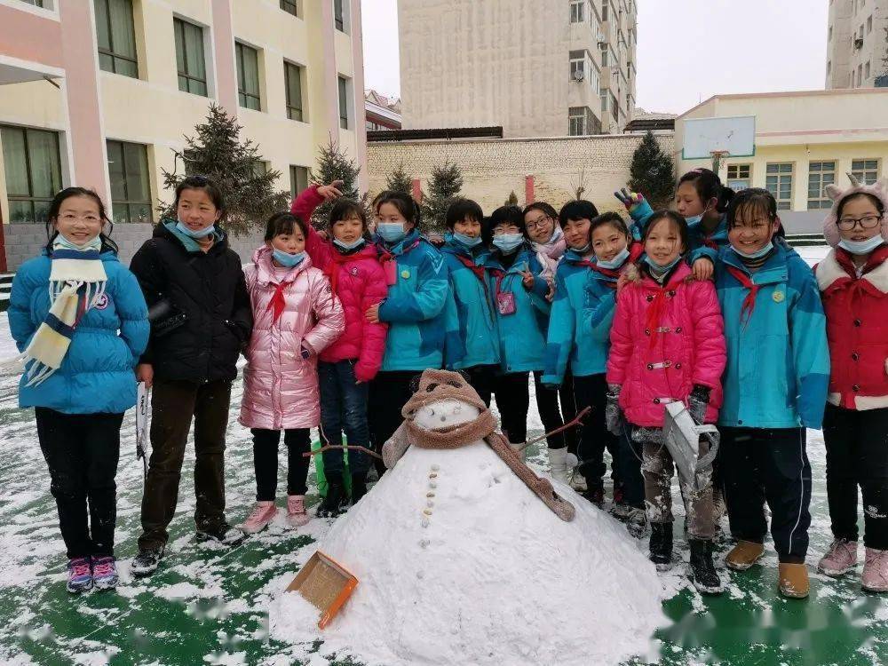 会宁北关小学校园涌现一批雪人