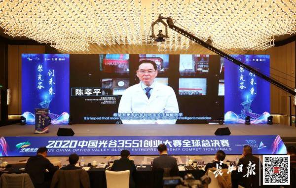 这个武汉工科男玩机器人，拿了300万元！