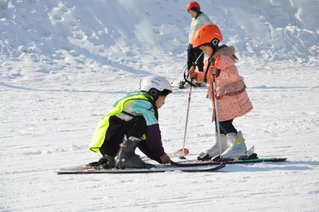 不如到滑雪场跟冬天来次亲密接触吧!价格很!亲!民!