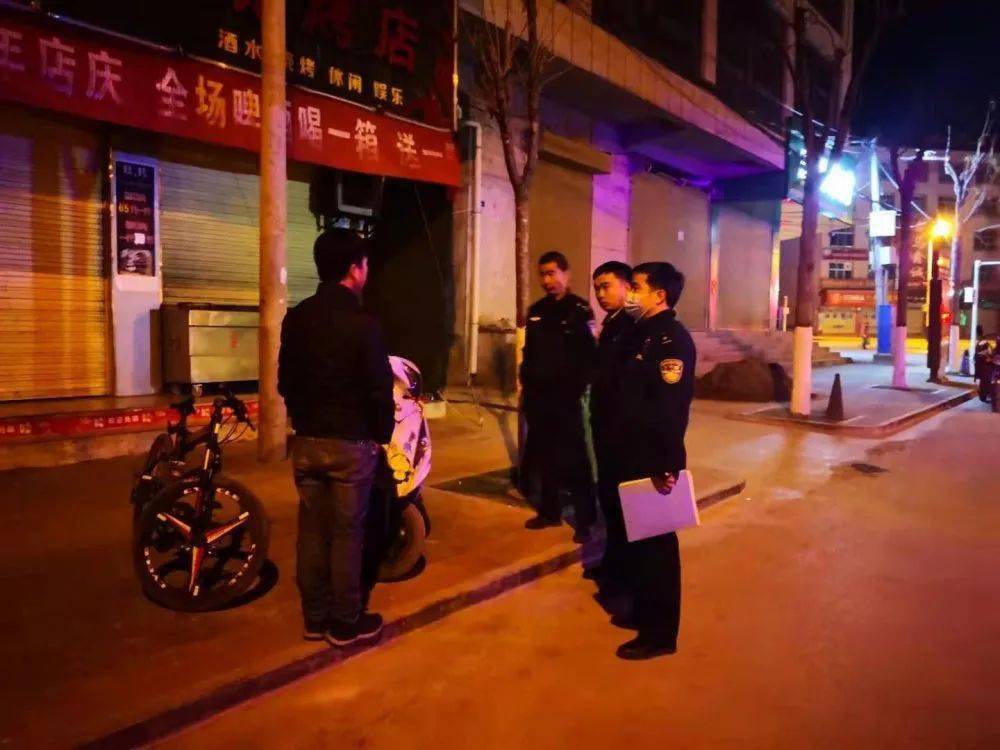 成县城关派出所深夜处置二起打架警情